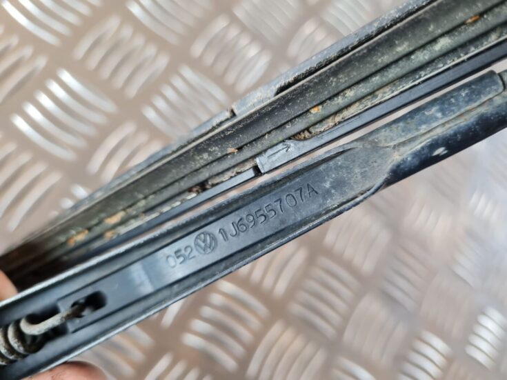Aizmugurējā loga tīrītāja slotiņa priekš VW GOLF IV 1999