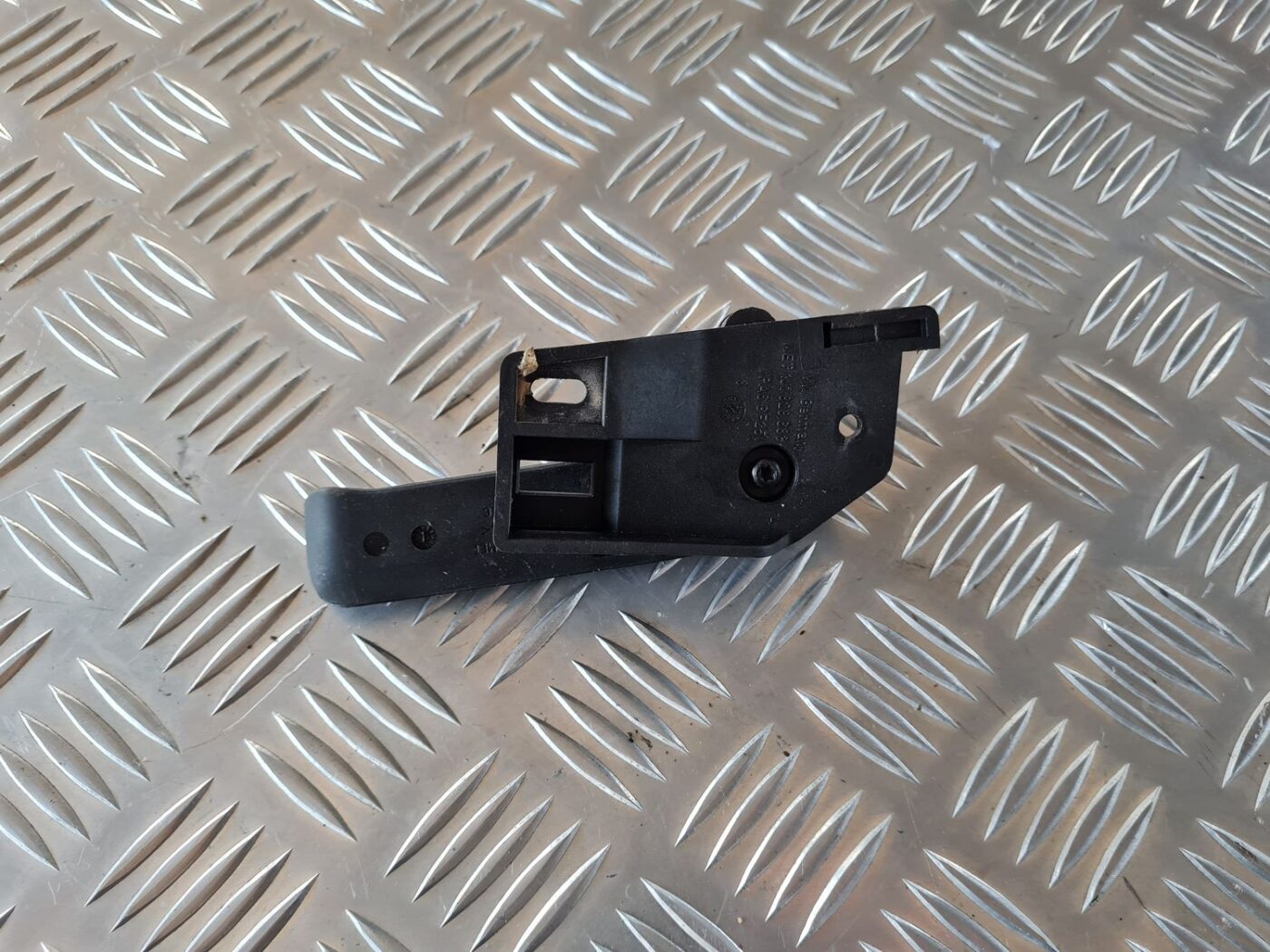 Pārsega atveršanas rokturis salonā priekš VW GOLF IV 1999 2 Pārsega atveršanas rokturis salonā priekš VW GOLF IV 1999