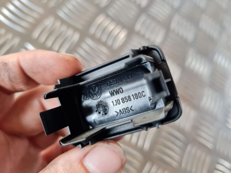 Slēdža pogas vāks priekš VW GOLF IV 1999