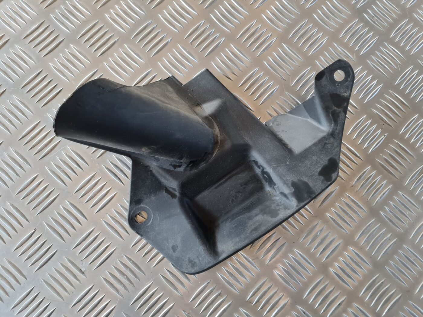 Stūres statnes putekļu aizsargs (salonā) priekš VW GOLF IV 1999 2 Stūres statnes putekļu aizsargs (salonā) priekš VW GOLF IV 1999