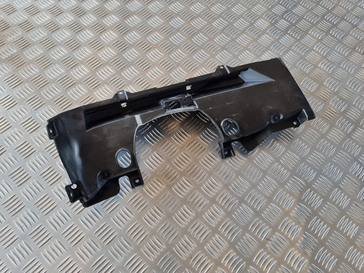 Mērinstrumentu paneļa iekšējā plastmasa priekš VW GOLF IV 1999 1 Mērinstrumentu paneļa iekšējā plastmasa priekš VW GOLF IV 1999