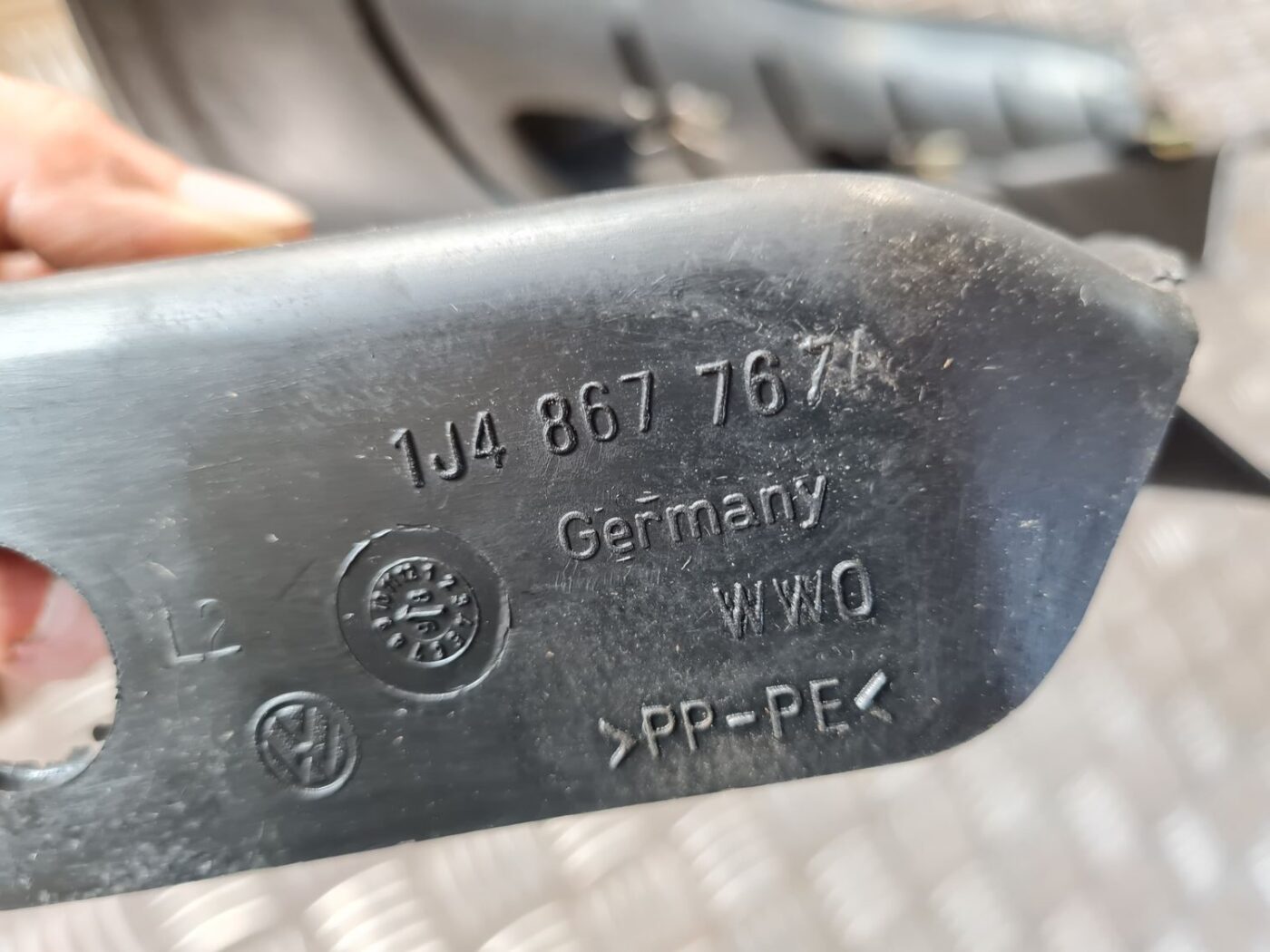 Sliekšņa aizmugurēja kreisa uzlika (salonā) priekš VW GOLF IV 1999 3 Sliekšņa aizmugurēja kreisa uzlika (salonā) priekš VW GOLF IV 1999