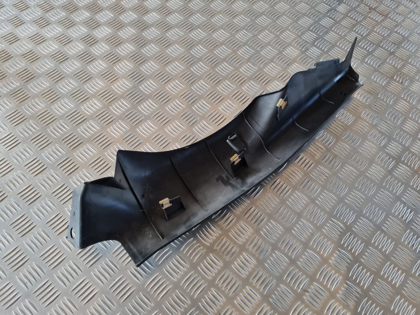 Sliekšņa aizmugurēja laba uzlika (salonā) priekš VW GOLF IV 1999 2 Sliekšņa aizmugurēja laba uzlika (salonā) priekš VW GOLF IV 1999