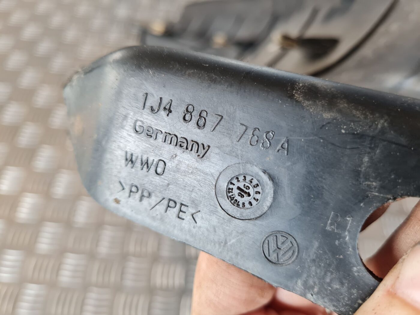 Sliekšņa aizmugurēja laba uzlika (salonā) priekš VW GOLF IV 1999 3 Sliekšņa aizmugurēja laba uzlika (salonā) priekš VW GOLF IV 1999