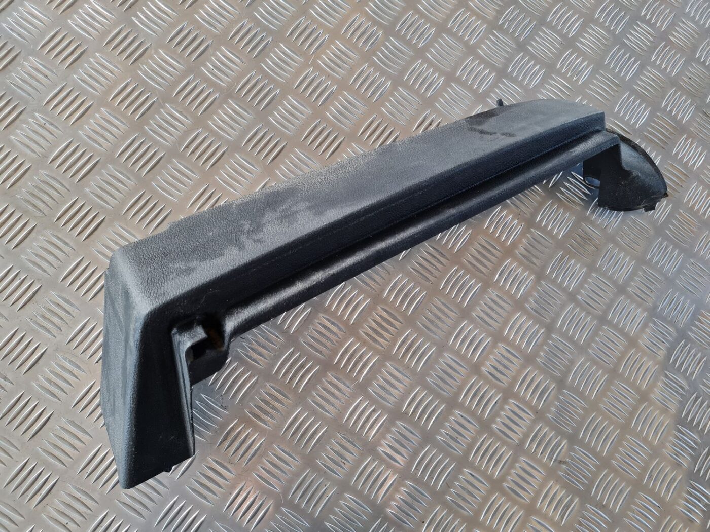 Bagāžnieka žalūziju sliedes priekš VW GOLF IV 1999 2 Bagāžnieka žalūziju sliedes priekš VW GOLF IV 1999