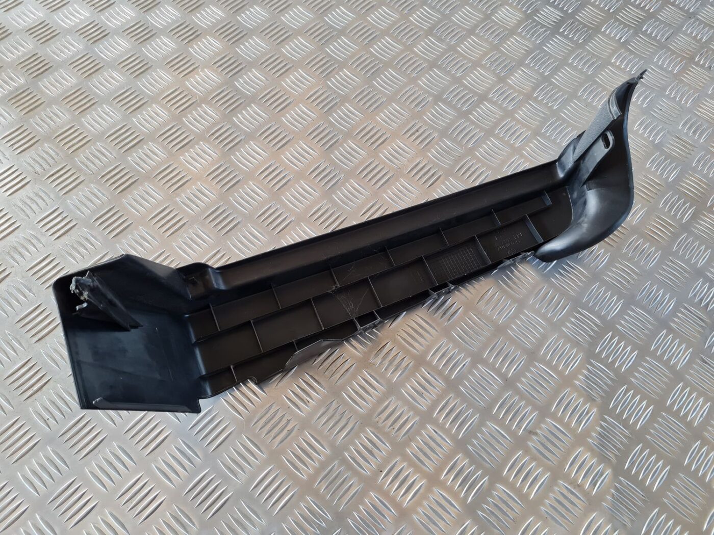 Bagāžnieka žalūziju sliedes priekš VW GOLF IV 1999 4 Bagāžnieka žalūziju sliedes priekš VW GOLF IV 1999