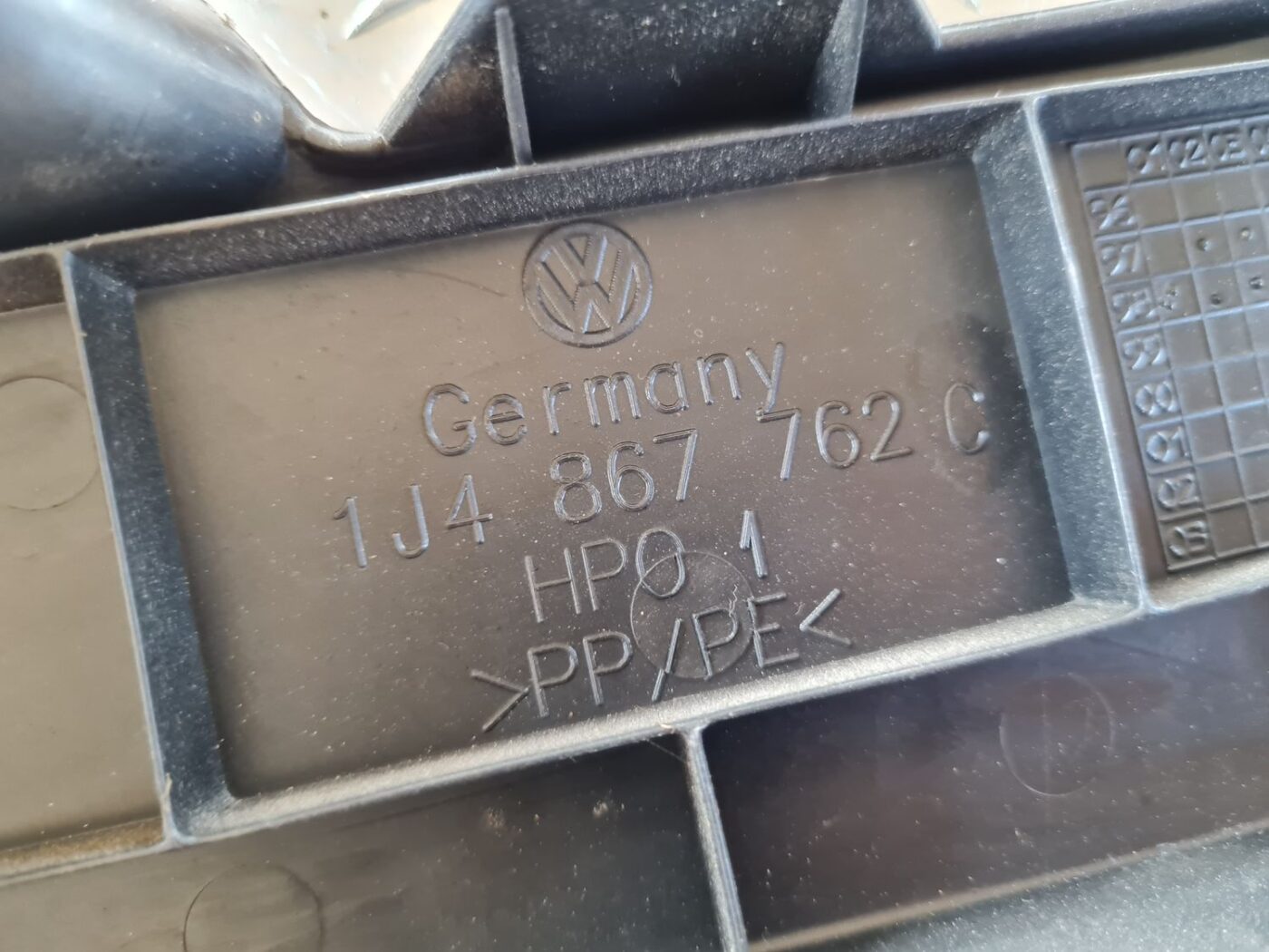 Bagāžnieka žalūziju sliedes priekš VW GOLF IV 1999 3 Bagāžnieka žalūziju sliedes priekš VW GOLF IV 1999