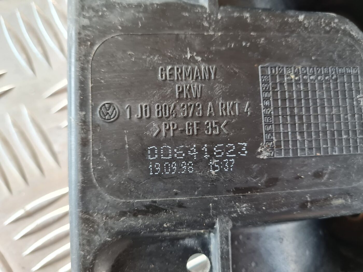 Akumulatora pamatnes kronšteins priekš VW GOLF IV 1999 2 Akumulatora pamatnes kronšteins priekš VW GOLF IV 1999