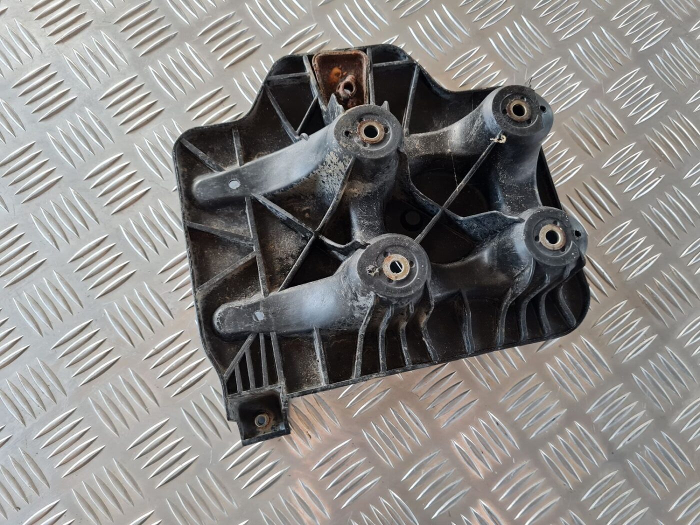 Akumulatora pamatnes kronšteins priekš VW GOLF IV 1999 3 Akumulatora pamatnes kronšteins priekš VW GOLF IV 1999