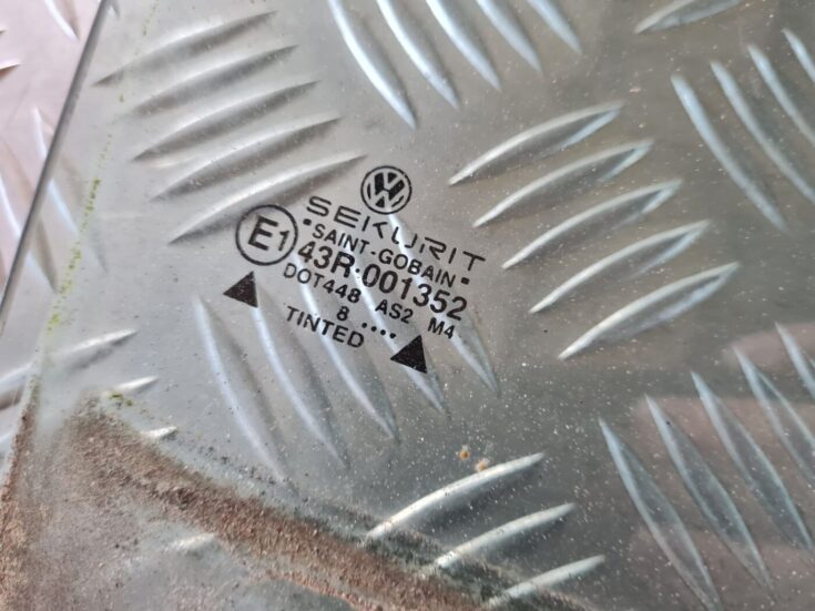 Aizmugurējo labo durvju stikls priekš VW GOLF IV 1999