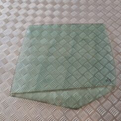 Aizmugurējo kreiso durvju stikls priekš VW GOLF IV 1999