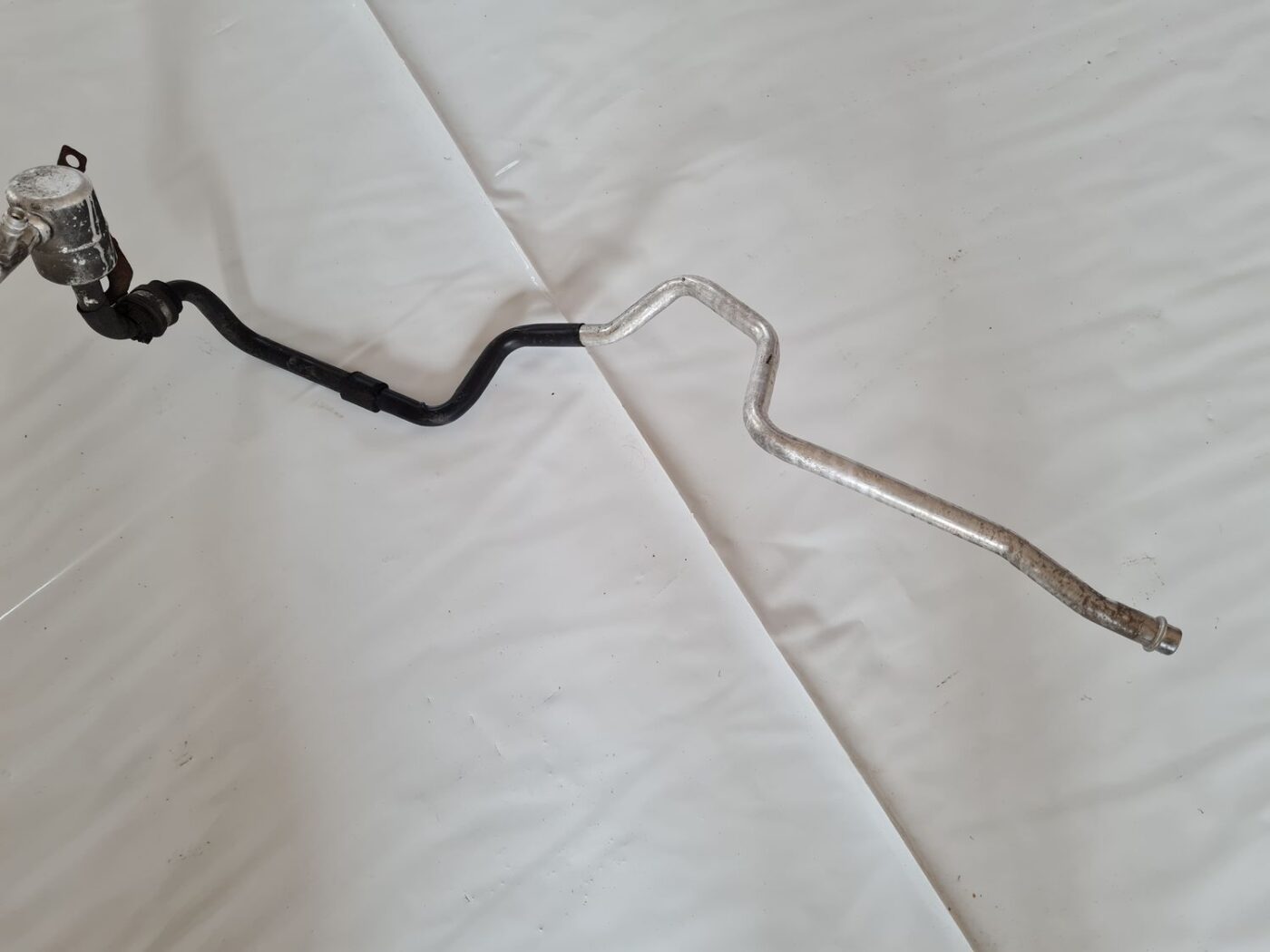 Gaisa kondicioniera galvenā caurule priekš VW GOLF IV 1999 5 Gaisa kondicioniera galvenā caurule priekš VW GOLF IV 1999