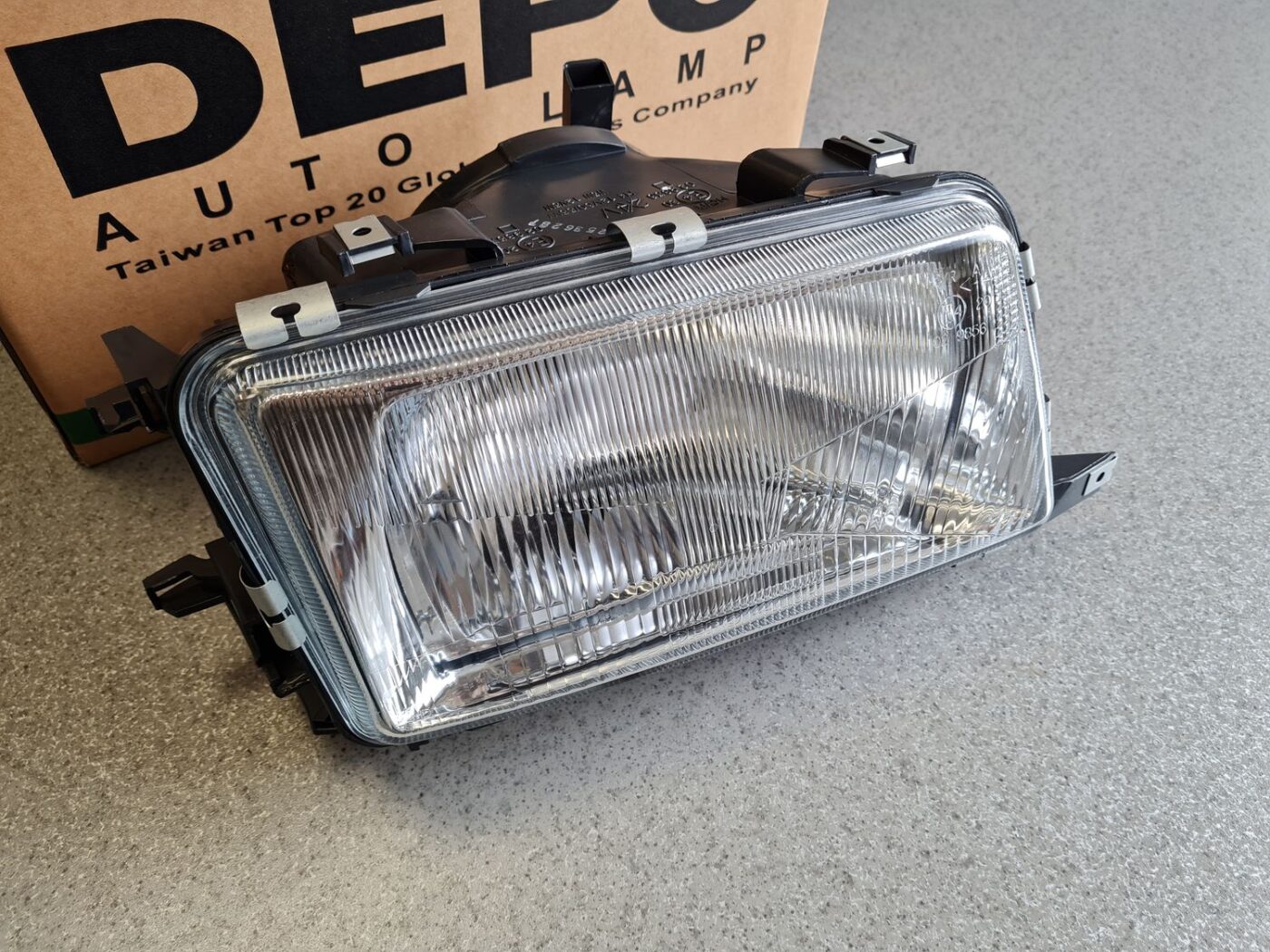 Priekšējais labais lukturis priekš 2 Priekšējais labais lukturis priekš