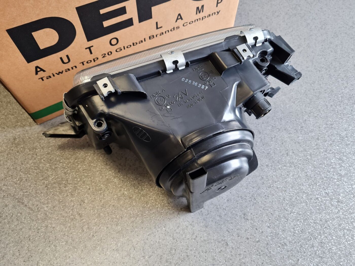 Priekšējais labais lukturis priekš 6 Priekšējais labais lukturis priekš