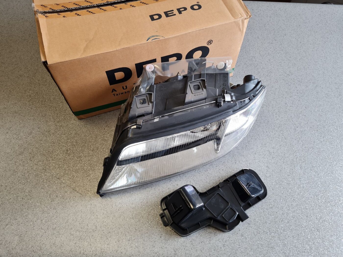 Priekšējais kreisais lukturis priekš 1 Priekšējais kreisais lukturis priekš