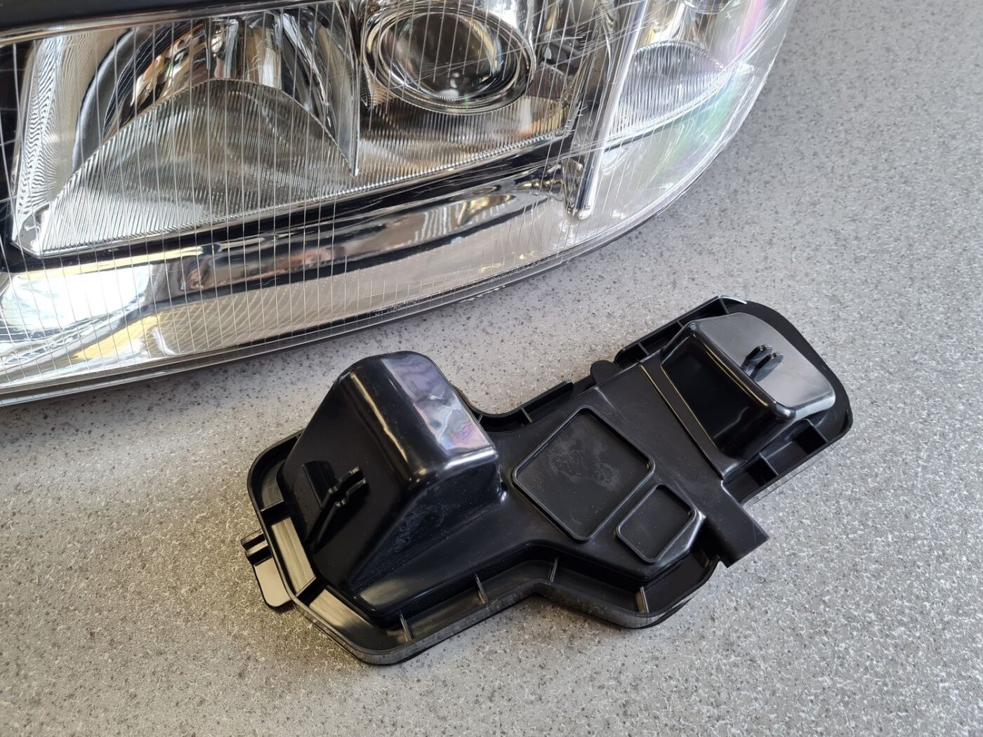 Priekšējais kreisais lukturis priekš 6 Priekšējais kreisais lukturis priekš