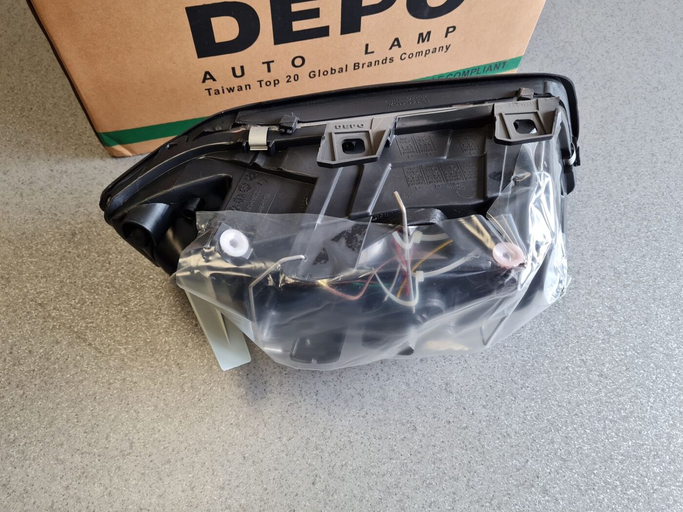 Priekšējais kreisais lukturis priekš 5 Priekšējais kreisais lukturis priekš