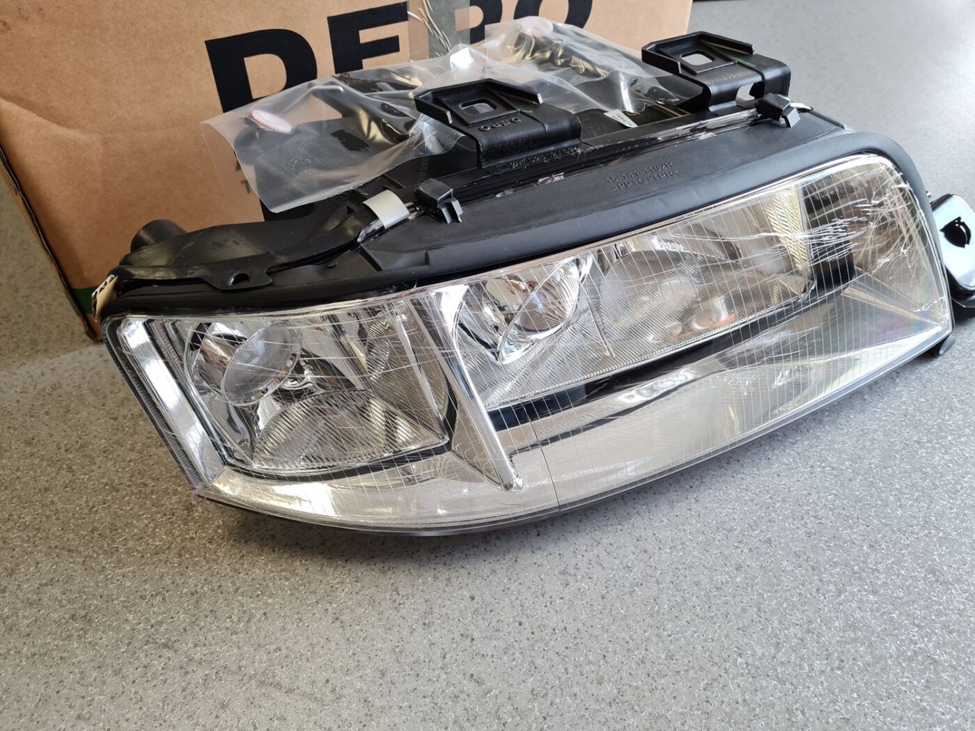 Priekšējais labais lukturis priekš 7 Priekšējais labais lukturis priekš