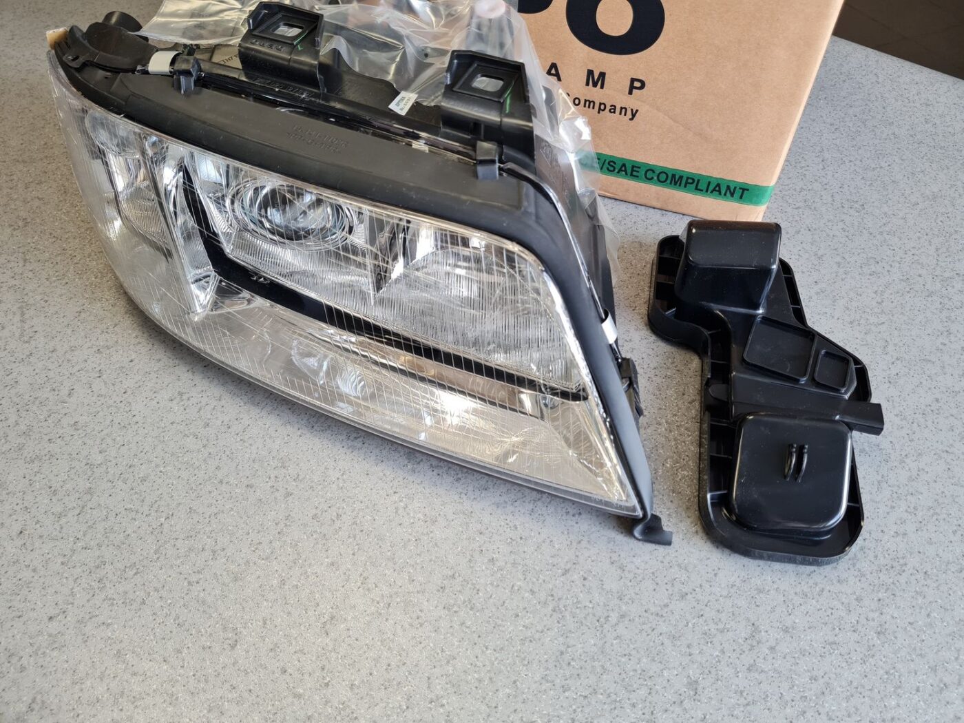 Priekšējais labais lukturis priekš 6 Priekšējais labais lukturis priekš