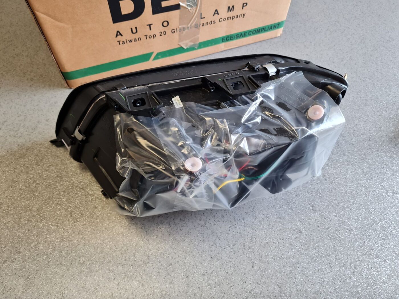 Priekšējais labais lukturis priekš 5 Priekšējais labais lukturis priekš