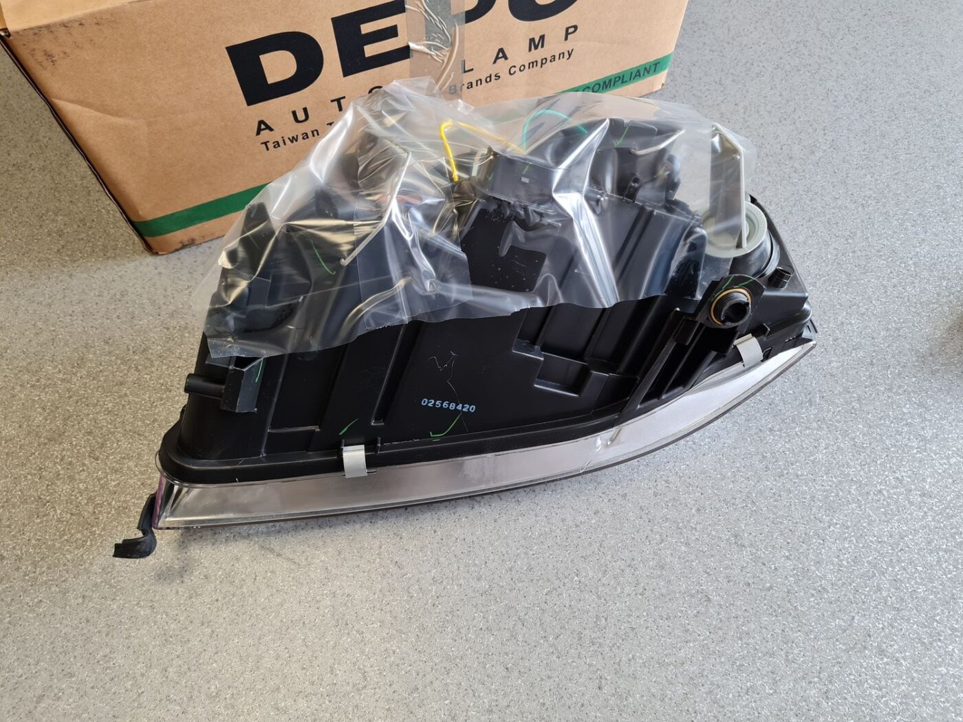 Priekšējais labais lukturis priekš 4 Priekšējais labais lukturis priekš