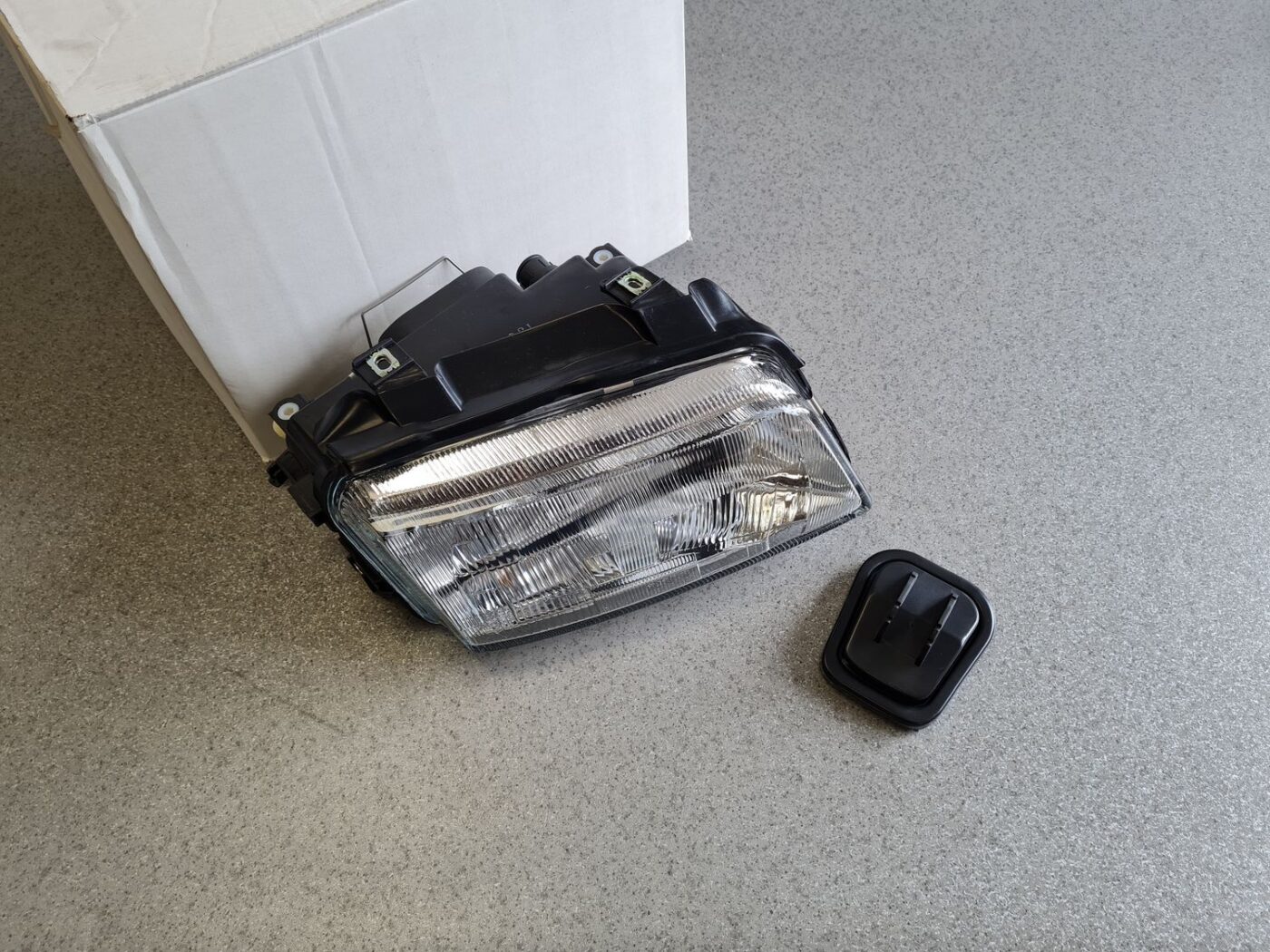 Priekšējais labais lukturis priekš 1 Priekšējais labais lukturis priekš