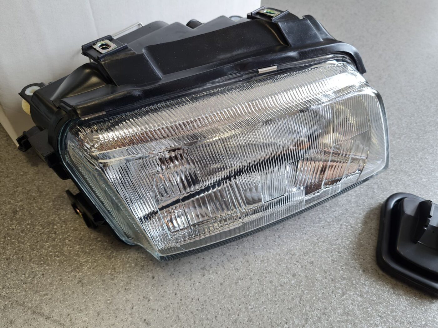 Priekšējais labais lukturis priekš 2 Priekšējais labais lukturis priekš