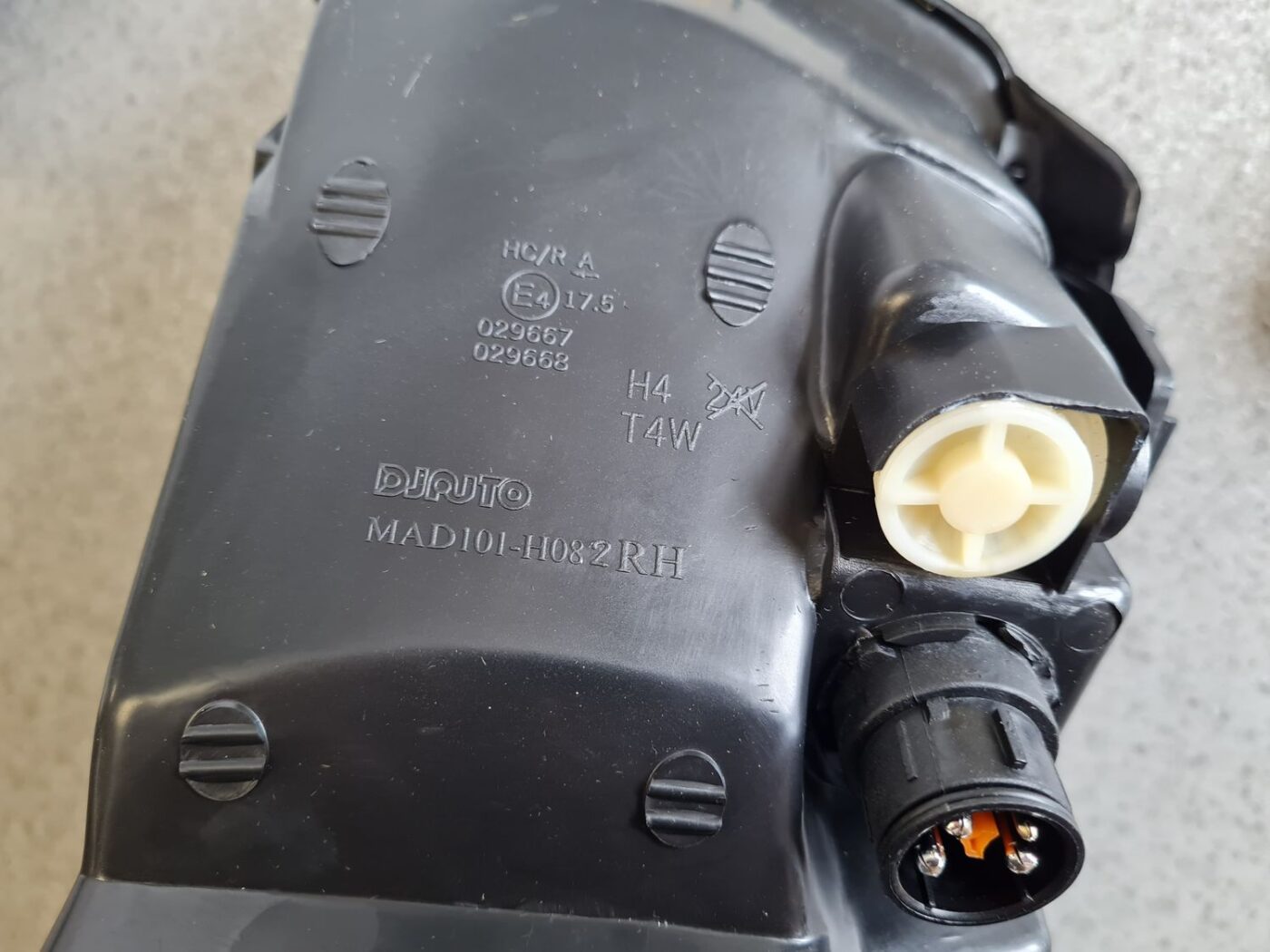 Priekšējais labais lukturis priekš 4 Priekšējais labais lukturis priekš