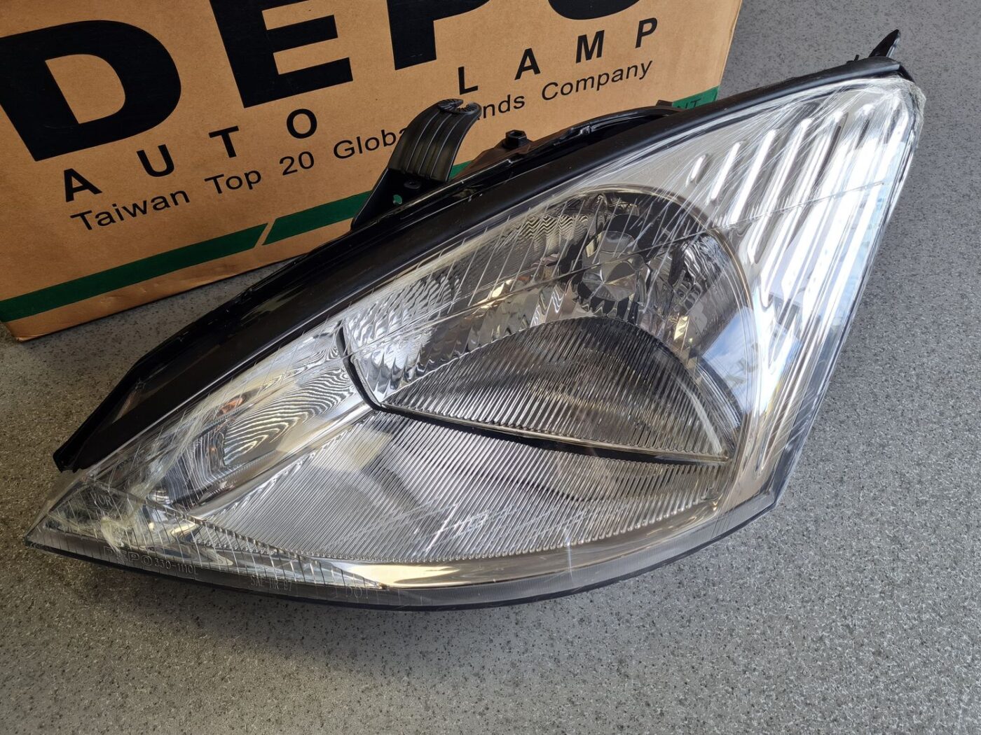 Priekšējais kreisais lukturis priekš 6 Priekšējais kreisais lukturis priekš