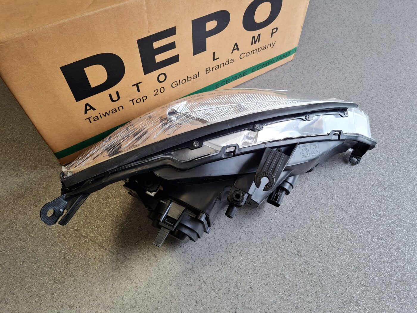 Priekšējais kreisais lukturis priekš 5 Priekšējais kreisais lukturis priekš