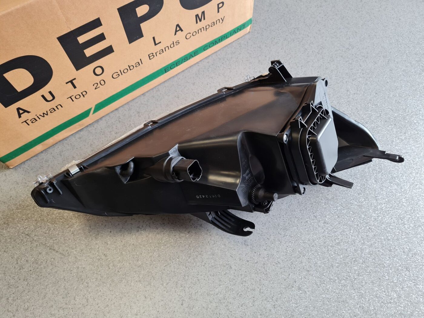 Priekšējais kreisais lukturis priekš 4 Priekšējais kreisais lukturis priekš