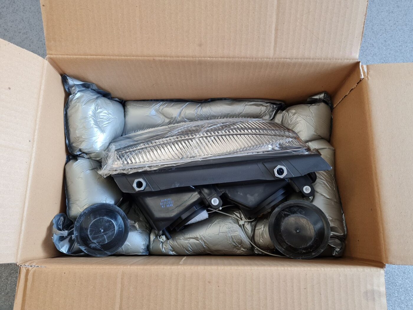 Priekšējais labais lukturis priekš 2 Priekšējais labais lukturis priekš