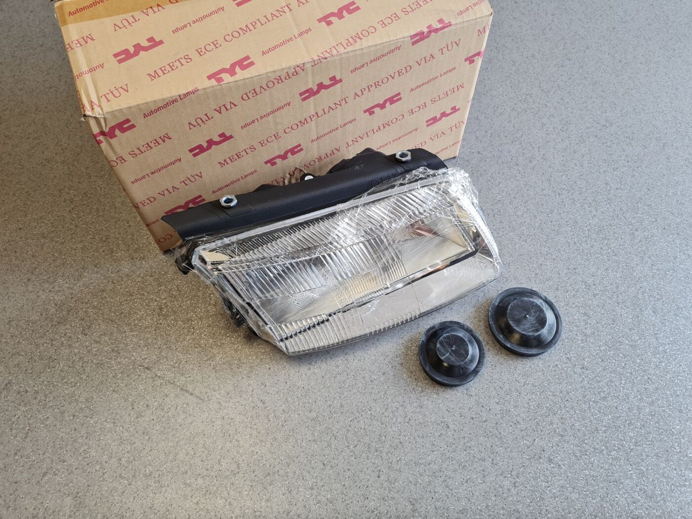 Priekšējais labais lukturis priekš 1 Priekšējais labais lukturis priekš