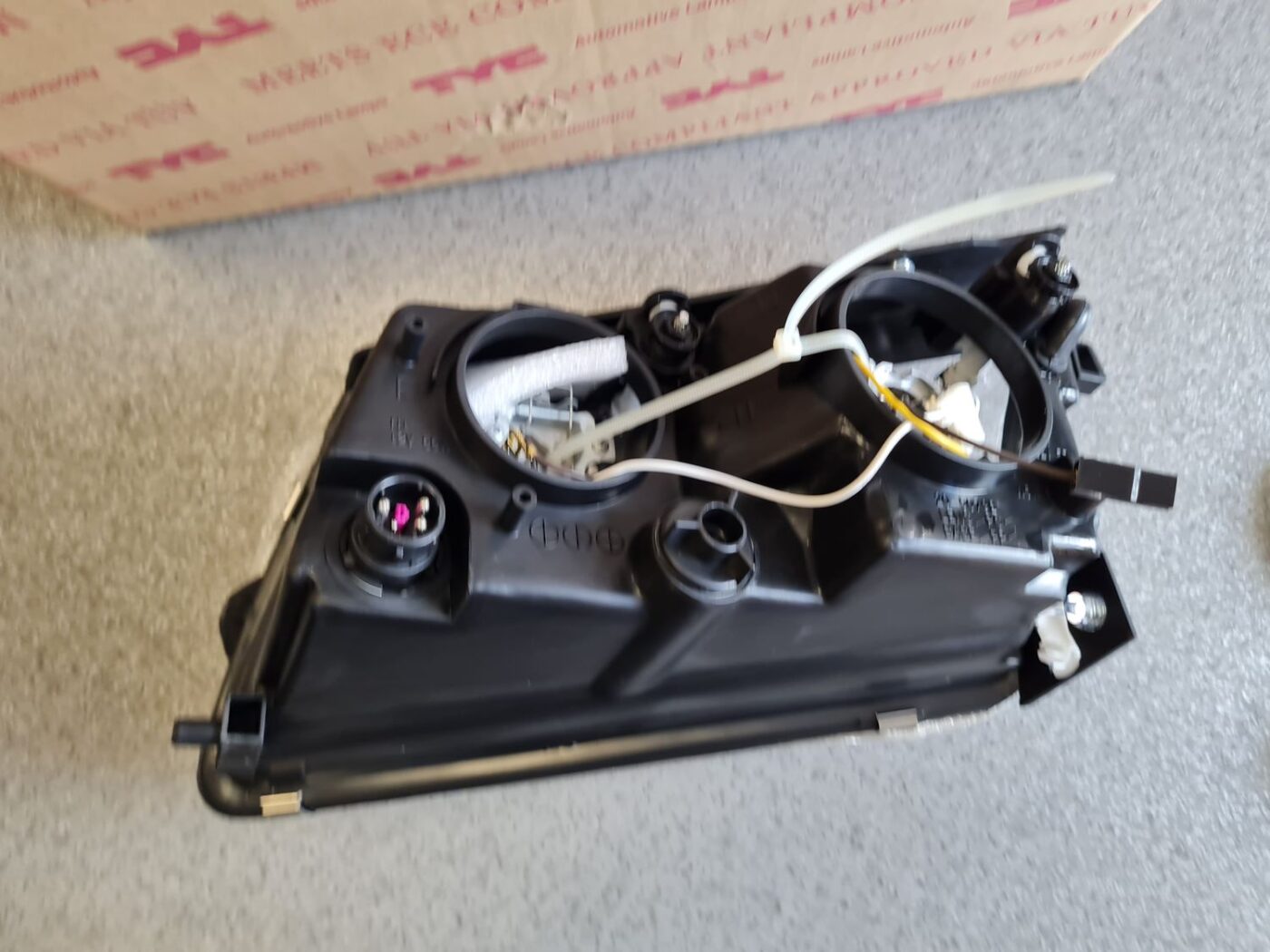 Priekšējais labais lukturis priekš 4 Priekšējais labais lukturis priekš