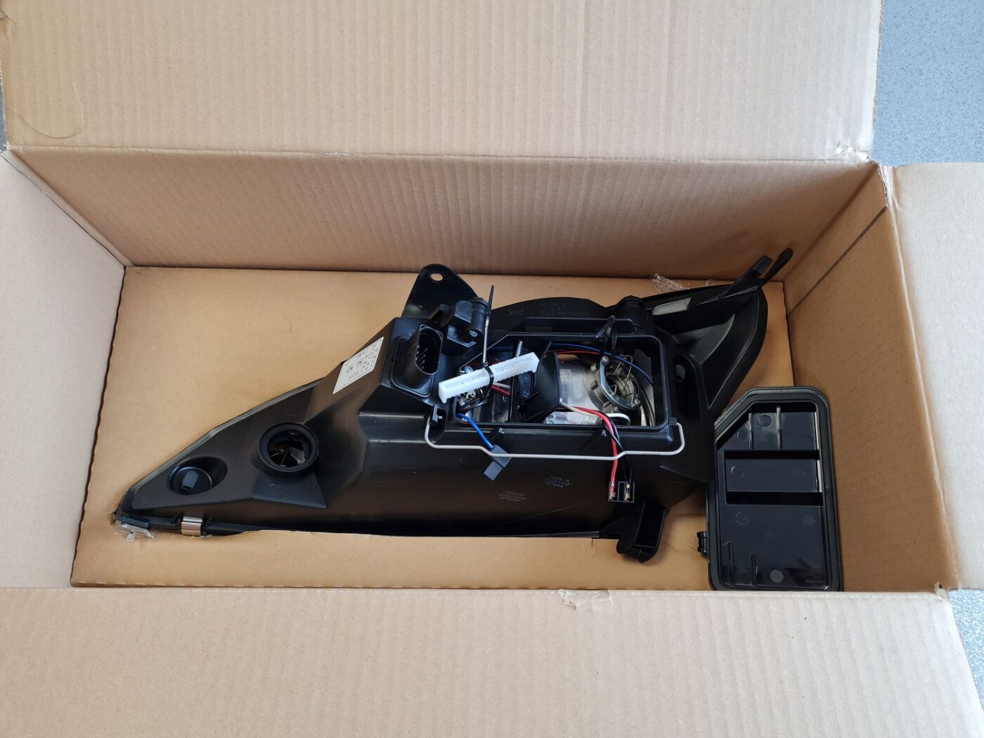 Priekšējais labais lukturis priekš 2 Priekšējais labais lukturis priekš