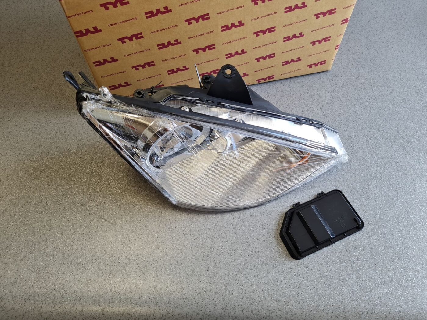 Priekšējais labais lukturis priekš 1 Priekšējais labais lukturis priekš