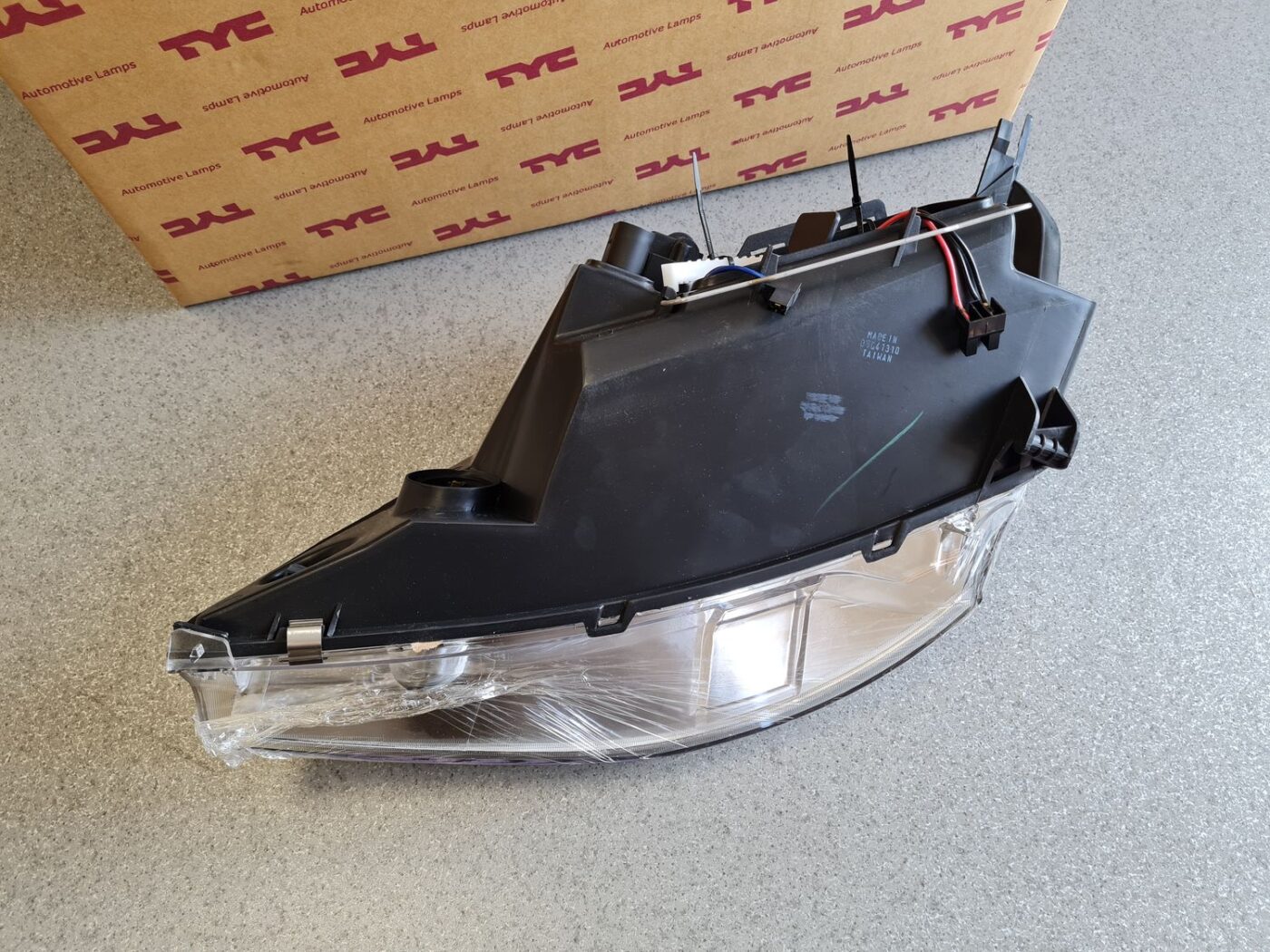 Priekšējais labais lukturis priekš 5 Priekšējais labais lukturis priekš