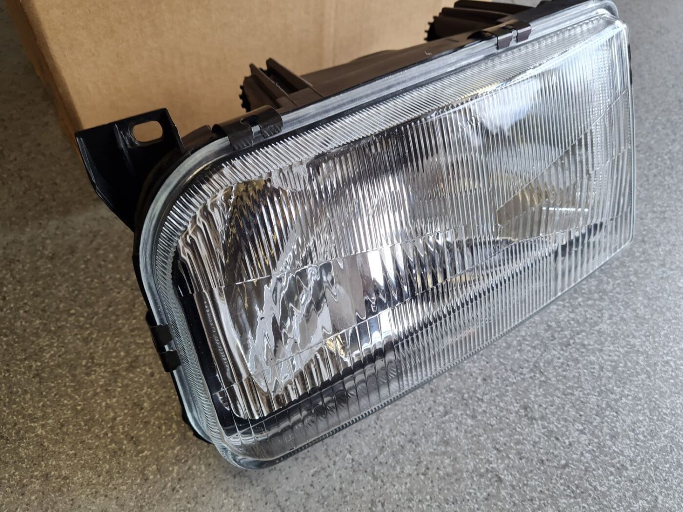 Priekšējais labais lukturis priekš 6 Priekšējais labais lukturis priekš