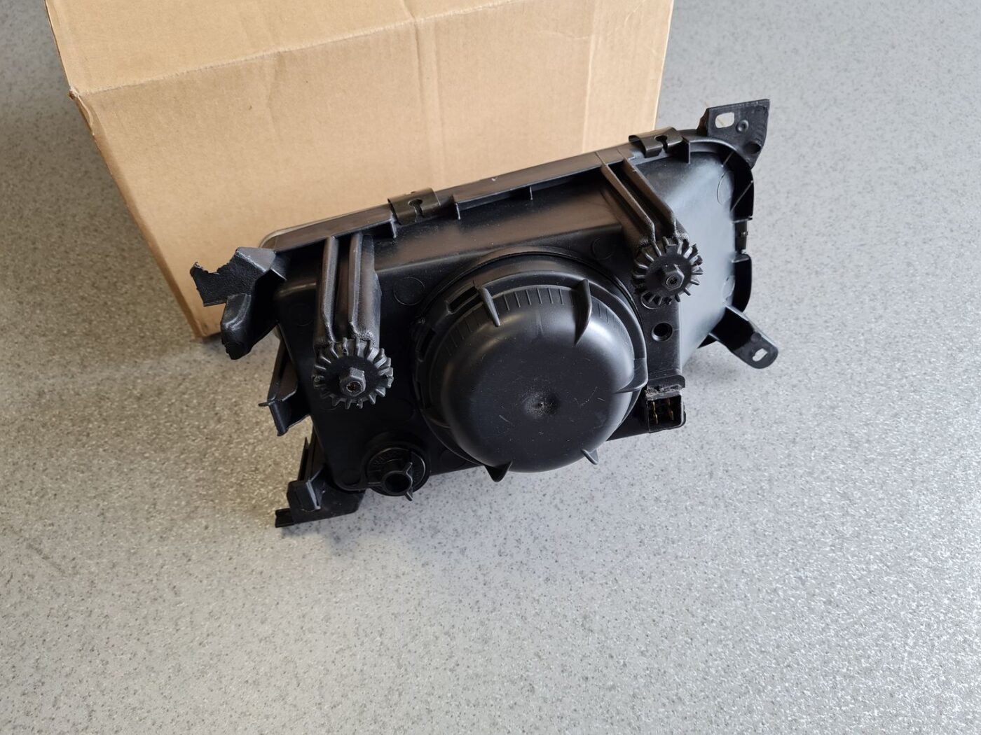 Priekšējais labais lukturis priekš 5 Priekšējais labais lukturis priekš