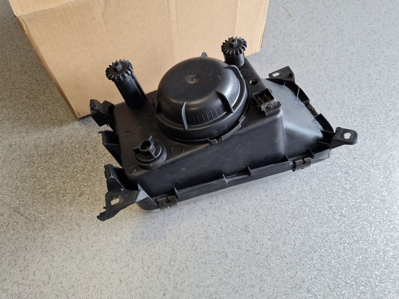 Priekšējais labais lukturis priekš 4 Priekšējais labais lukturis priekš