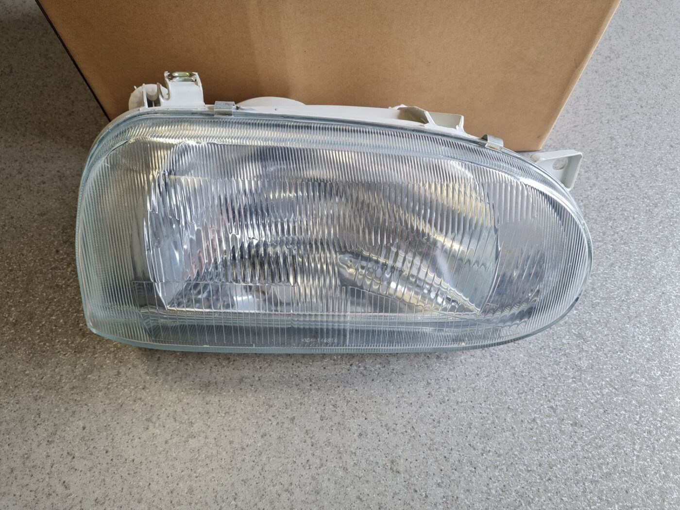 Priekšējais labais lukturis priekš 6 Priekšējais labais lukturis priekš