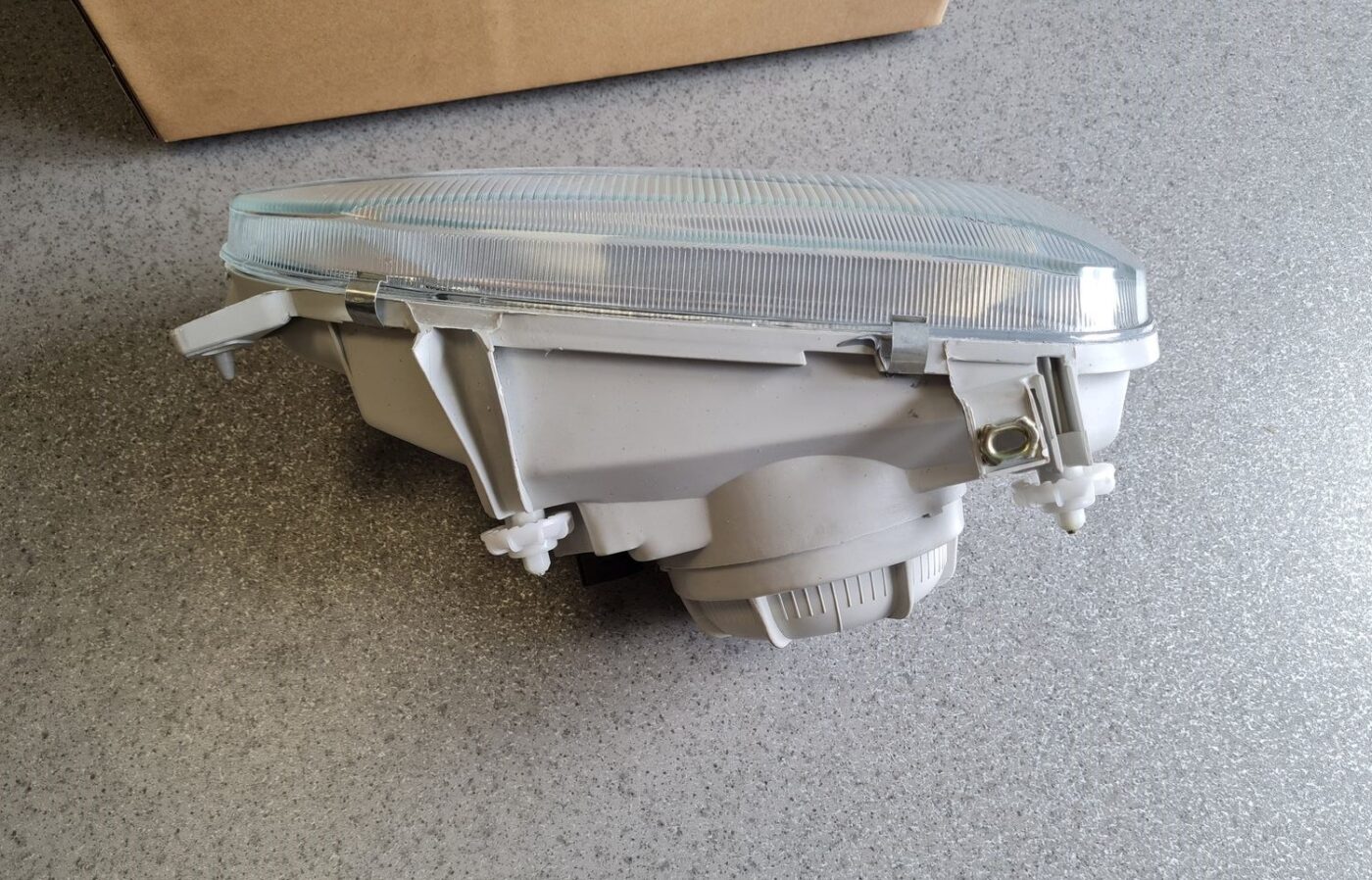 Priekšējais labais lukturis priekš 5 Priekšējais labais lukturis priekš