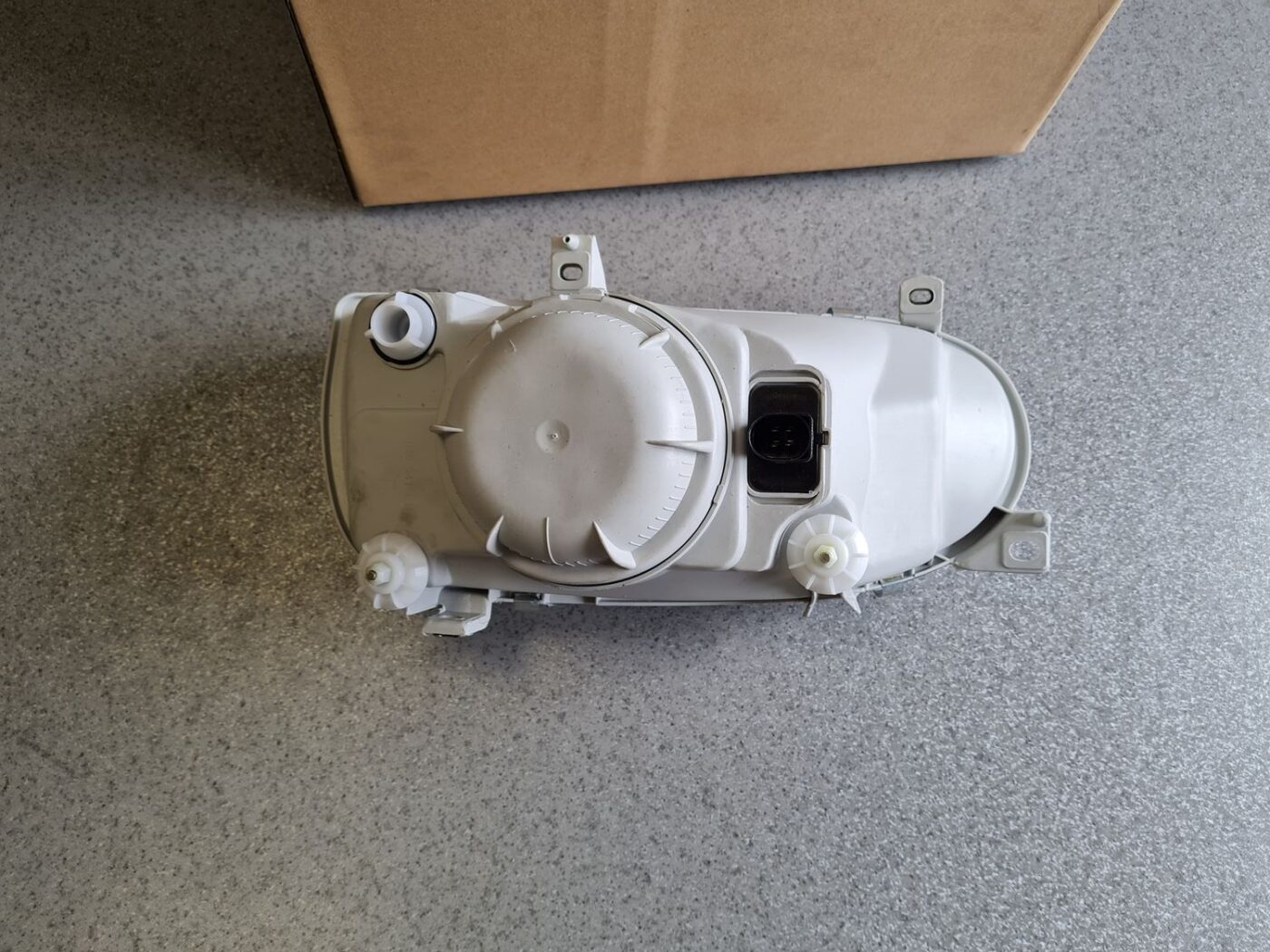 Priekšējais labais lukturis priekš 4 Priekšējais labais lukturis priekš