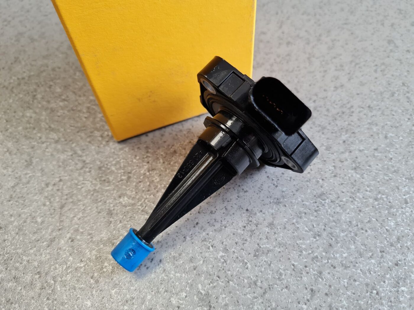 Dzinēja eļļas līmeņa devējs priekš 2 Dzinēja eļļas līmeņa devējs priekš