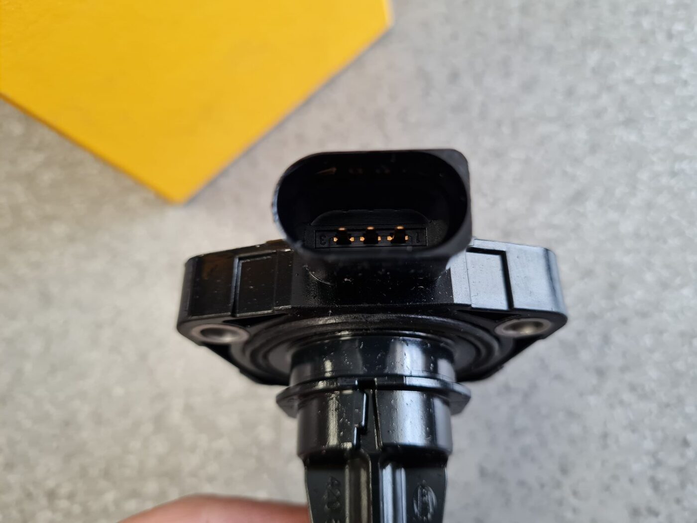 Dzinēja eļļas līmeņa devējs priekš 4 Dzinēja eļļas līmeņa devējs priekš