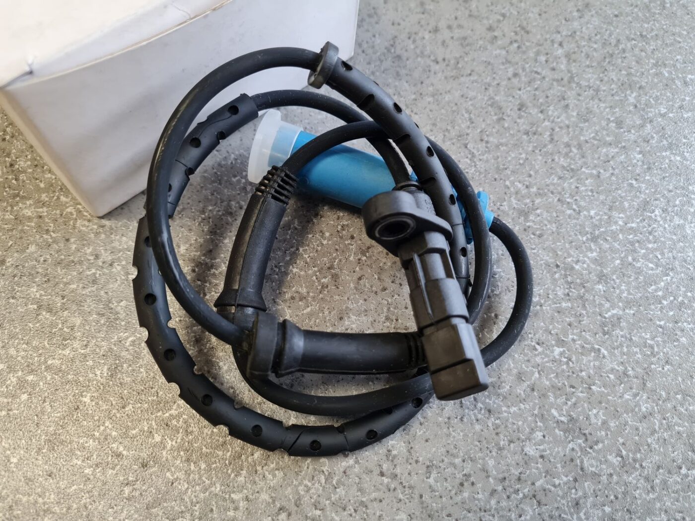 ABS devējs priekš 2 ABS devējs priekš