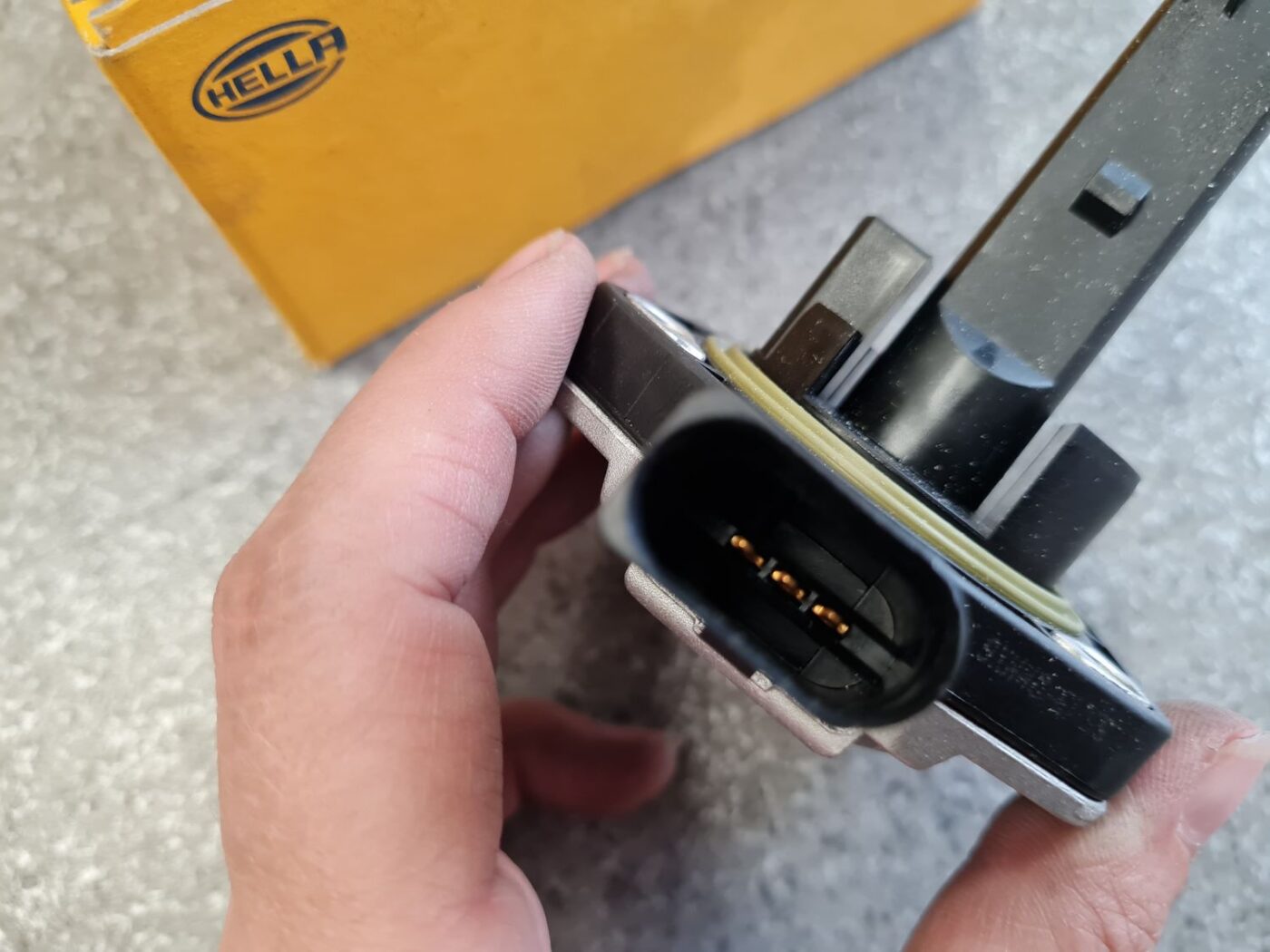 Dzinēja eļļas līmeņa devējs priekš 3 Dzinēja eļļas līmeņa devējs priekš