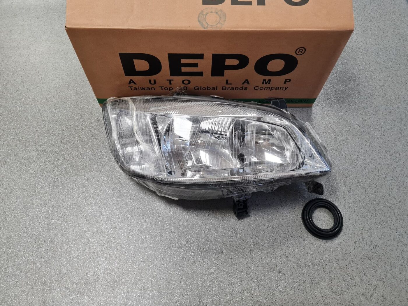 Priekšējais labais lukturis priekš 1 Priekšējais labais lukturis priekš