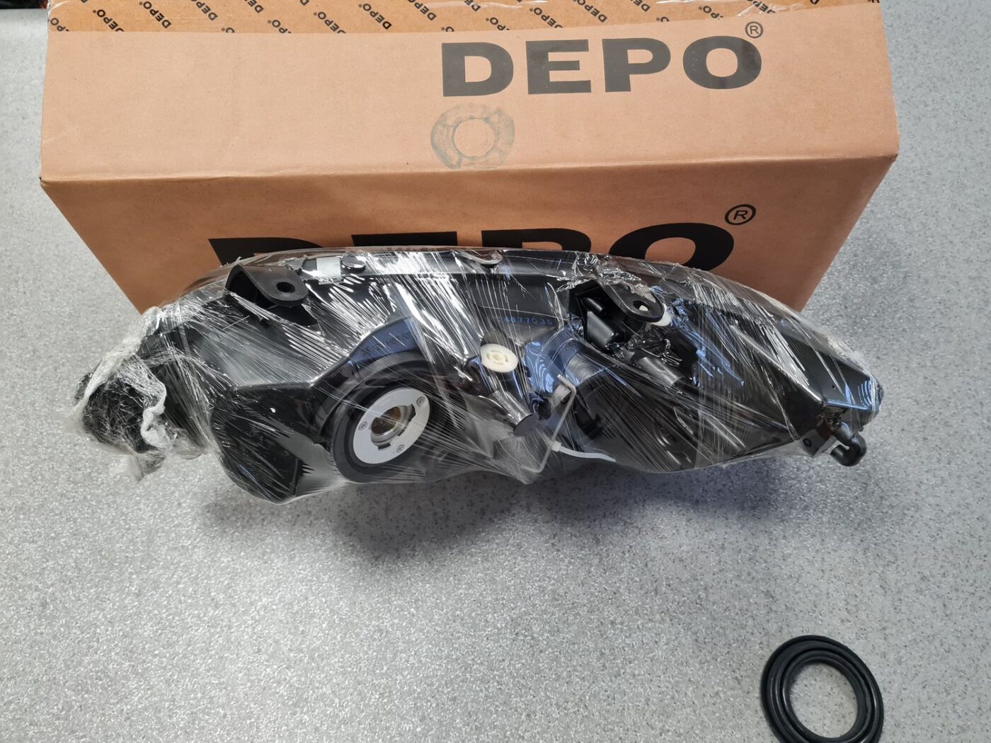 Priekšējais labais lukturis priekš 7 Priekšējais labais lukturis priekš