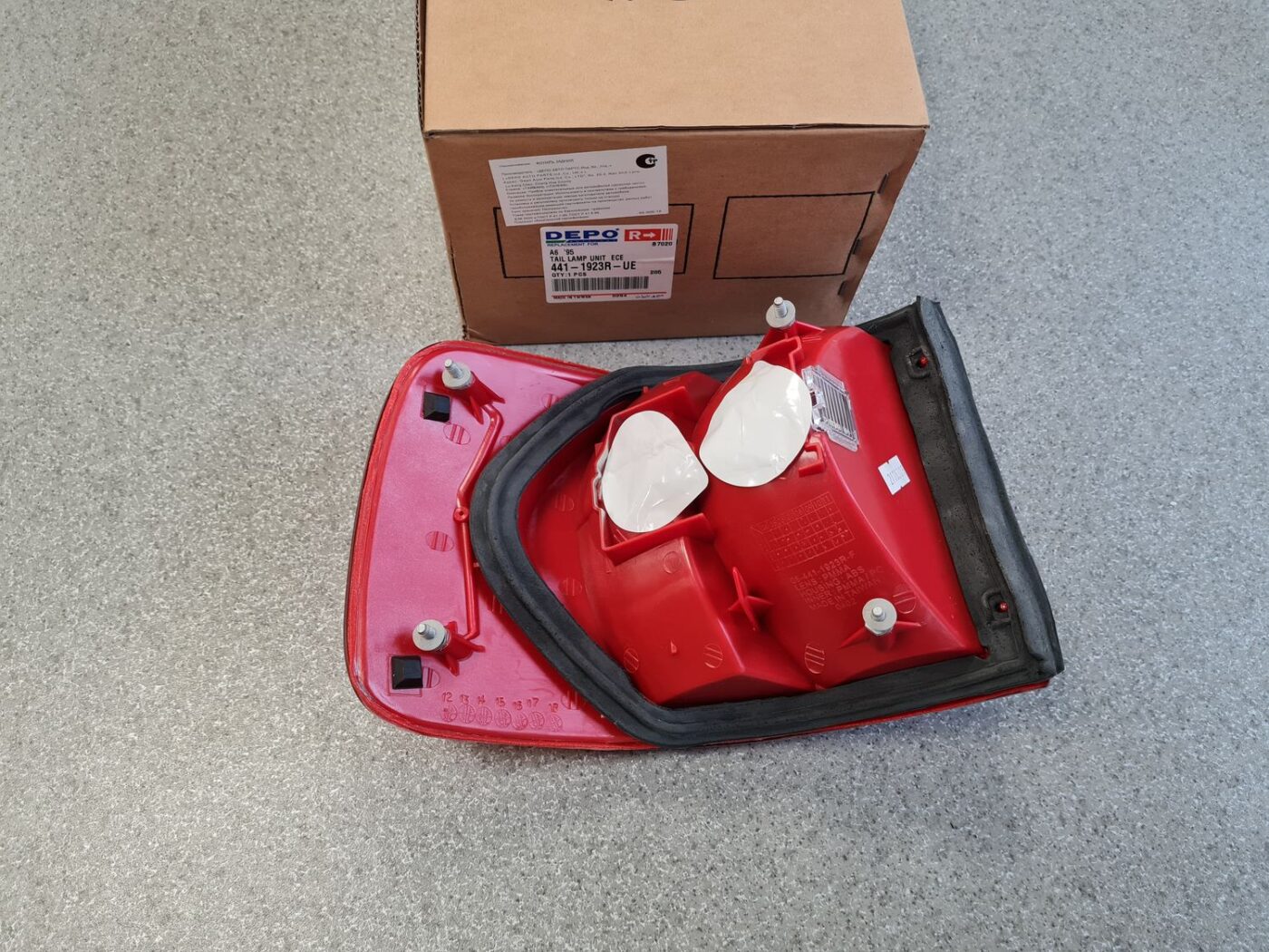 Aizmugurējais labais lukturis priekš 2 Aizmugurējais labais lukturis priekš